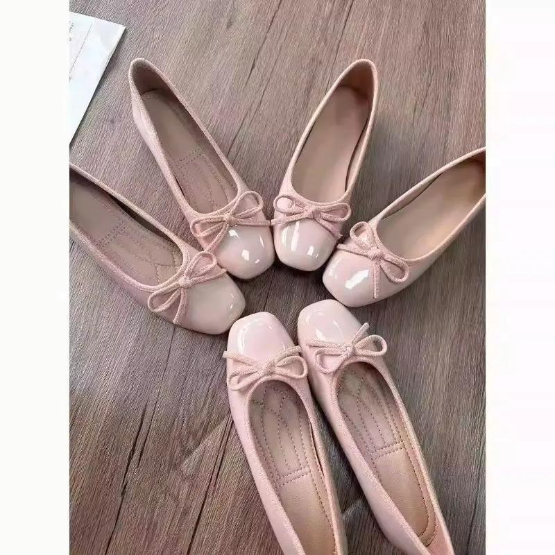 Heels - أحذية باليه نسائية بمقدمة مربعة مزينة